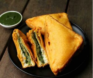 Aloo-stuffed-bread-pakora