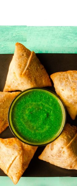 Samosa with green sauce